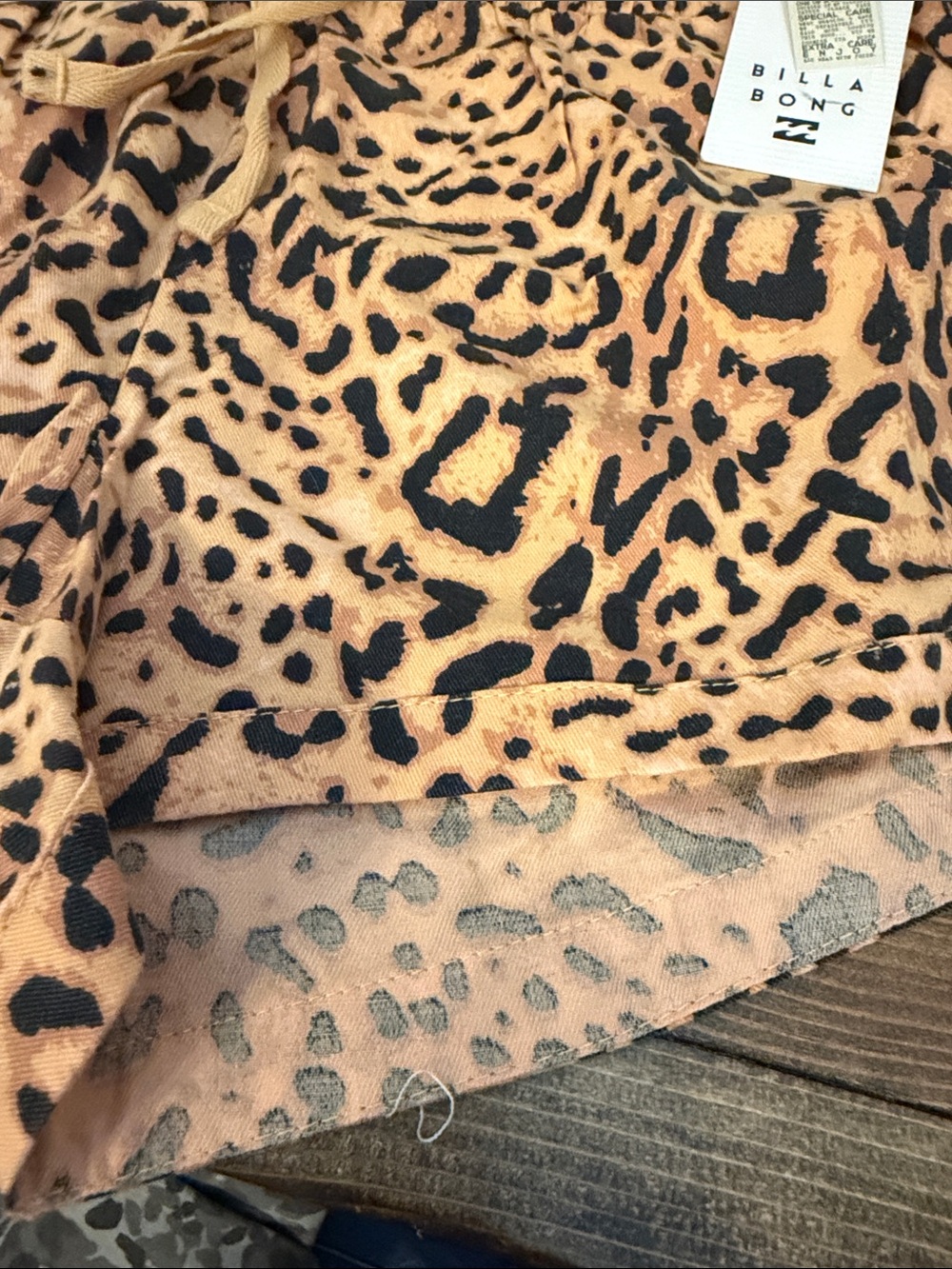 Billabong tan and Black Leopard Print Lounge Shorts NWT-L - Picture 4 of 10
